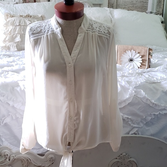 Beautiful cream blouse with lace - Picture 3 of 7